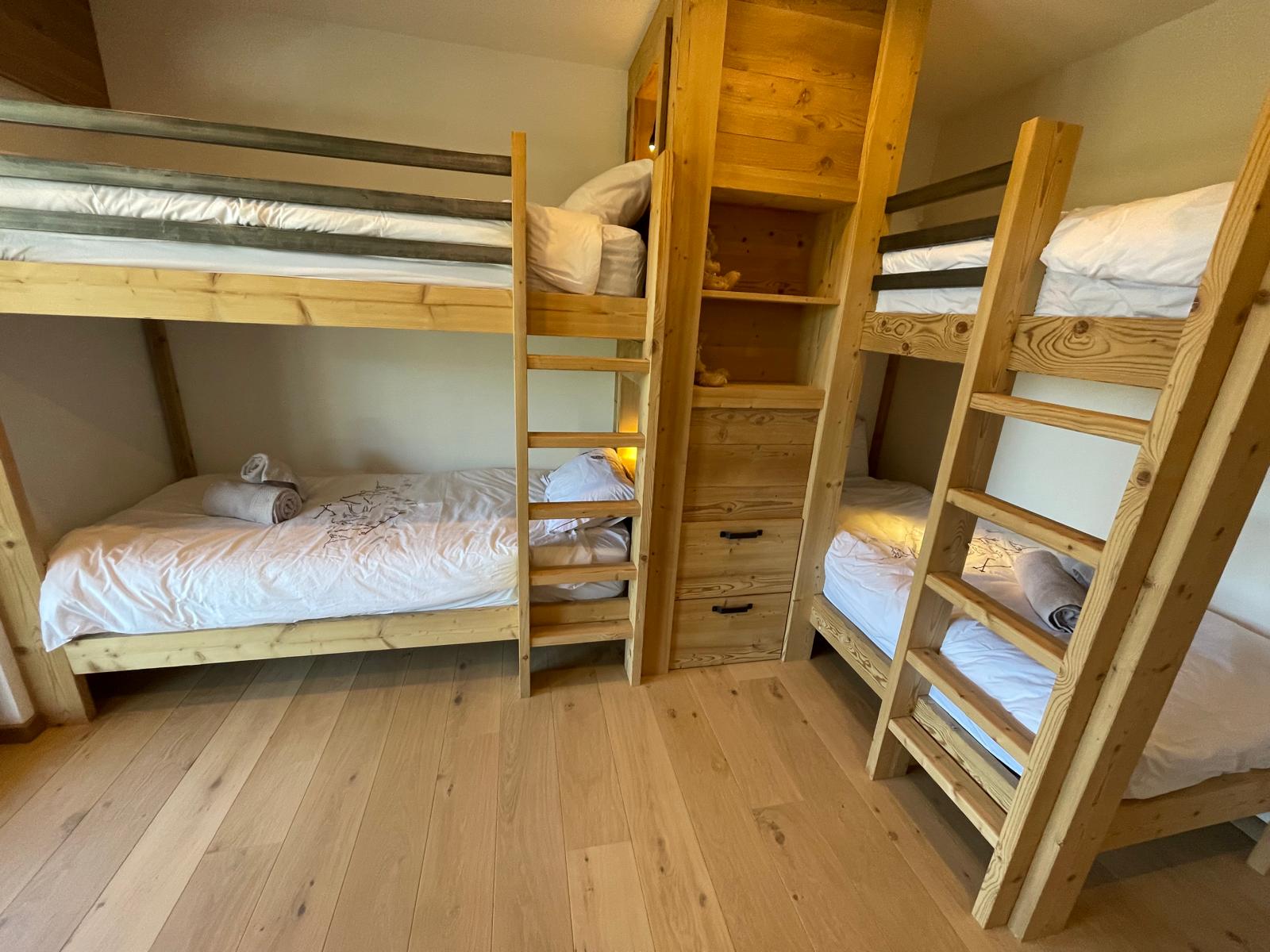 Chambre enfants avec quatre lits simples superposés deux à deux